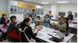 지난해 12월 '약이 되는 영양교실'에서 '브로콜리볶음면'을 만든 참여자들 모습.