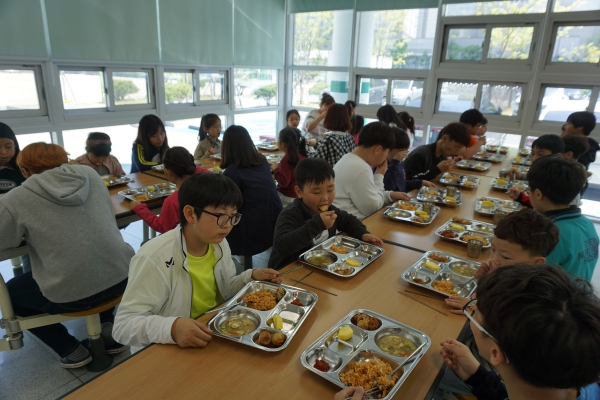 강림초등학교 '학교사랑 후배사랑 학교밥상 도움 프로젝트' 모습