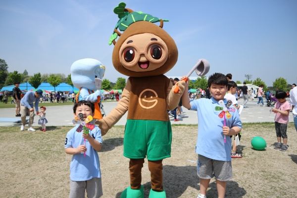 강릉시어린이급식관리지원센터의 ‘씽!씽! 컬러푸드 바람개비 만들기’ 행사 모습