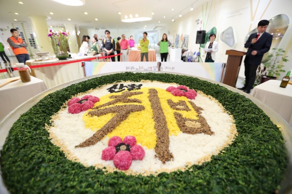 2017 산청한방약초축제에서 '산청 취나물밥 만들기 퍼포먼스'를 진행한 모습