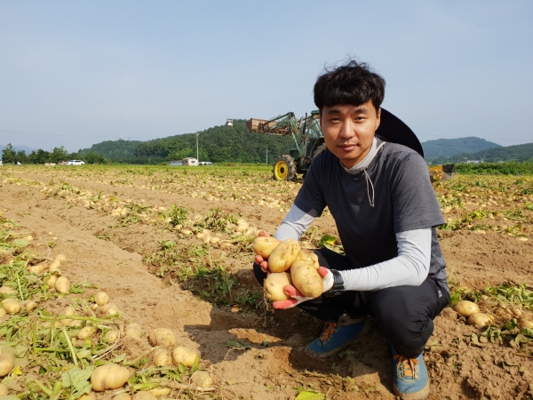 경상북도 상주시에서 하지 감자 농사를 짓는 김의종씨(38세)