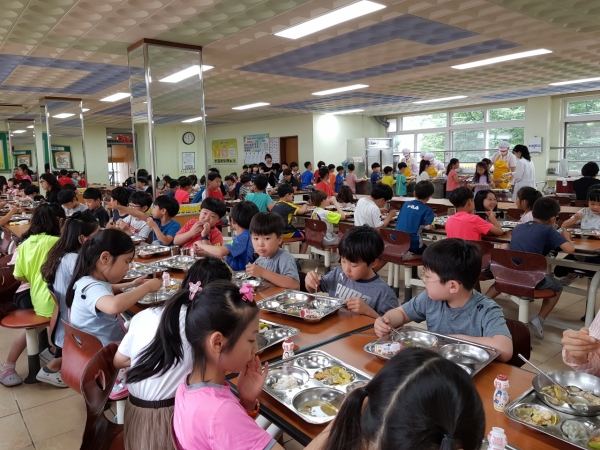 남평초등학교 학생들이 급식으로 제공된 북한음식을 먹고 있다