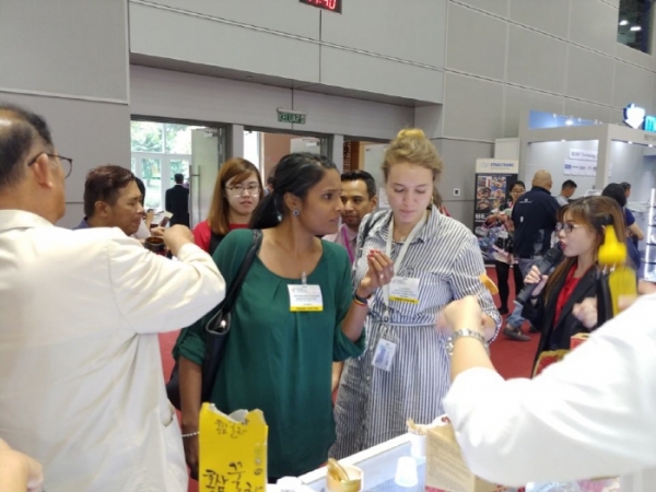 2018년 말레이시아 식품박람회에서 한국 수출 농식품을 살펴보는 현지인 관람객들