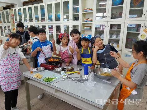 대구파동초 영양교사 오선화씨가 학생들과 실습수업을 하고 있다.