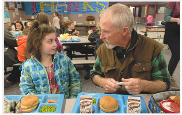 미국 알래스카 학교 학생이 어부와 함께 급식을 먹으며 이야기를 나누고 있다. 사진=Sitka Local Foods Network 홈페이지 캡쳐