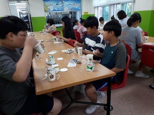 이번 사업에 참여한 학교에서 아침간편식을 먹고 있는 아이들의 모습