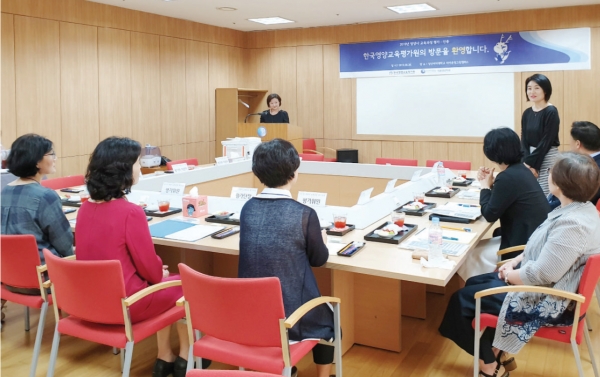 한국영양교육평가원 인증단이 성신여대를 방문해 성신여대 식품영양학과 관계자들과 간담회를 하고 있는 모습. 성신여대는 4년 인증을 받았다.