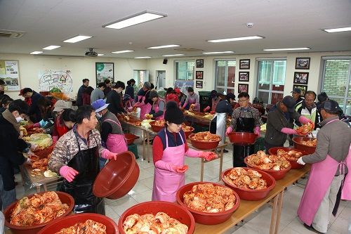 서울시농수산식품공사가 노사합동으로 1사1촌마을을 찾아 주민과 함께 ‘김장 담그기’를 하고 있다.