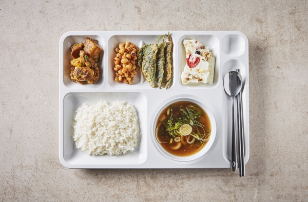 쌀밥, 콩가루 냉이 된장국, 요거트 치킨, 콩 튀김, 깻잎 새우전, 요거트 바