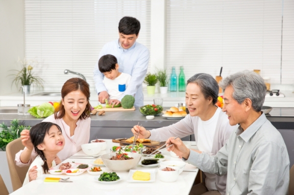 가족 구성원 간 규칙적인 식사가 올바른 식습관 형성에 도움을 주는 것으로 나타났다.