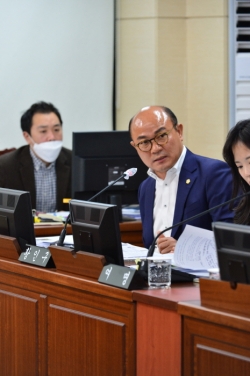 서울시의회 황인구 의원이 질의를 하고 있는 모습.