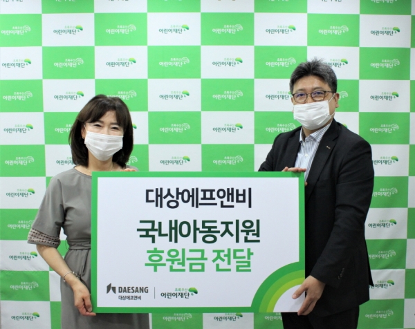 (오른쪽부터) 대상에프앤비 전형철 마케팅실장, 초록우산어린이재단 김창연 경기지역본부장