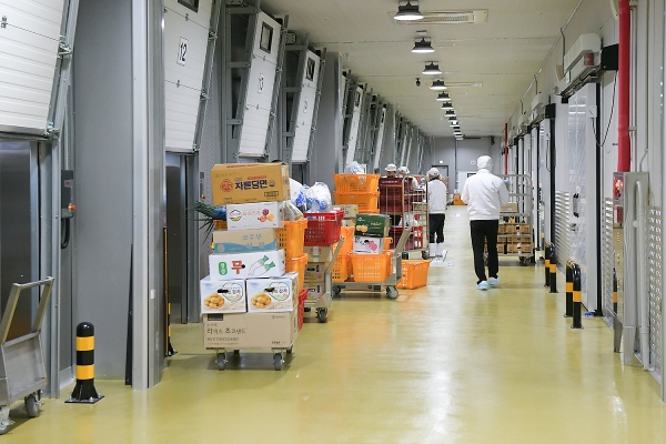식재료 공급을 준비하고 있는 세종시공공급식지원센터 내부 모습.
