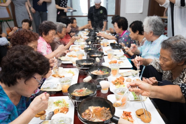 2020 한국인 영양소 섭취기준이 개정되면서 고령자들에 대한 식생활 관리의 중요성이 새삼 강조되고 있다.