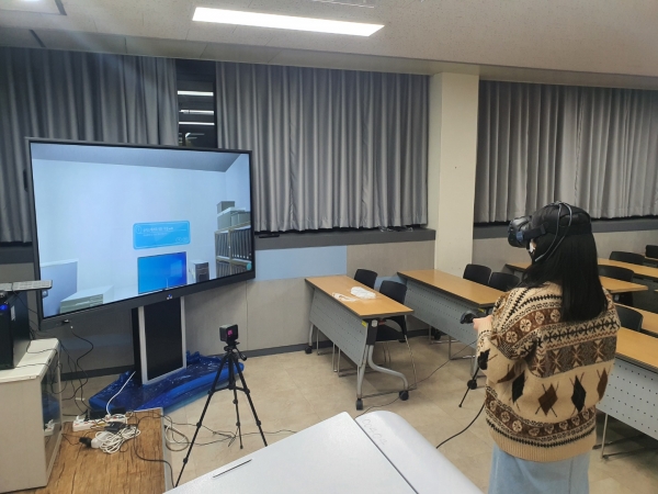 부천대학교(총장 한정석)는 지난 1월 영양사 업무를 VR(가상현실)로 배울 수 있는 교육컨텐츠를 개발했다. 사진은 식품영양학과 학생이 헤드셋과 컨트롤러를 장착하고 시연하고 있는 모습.