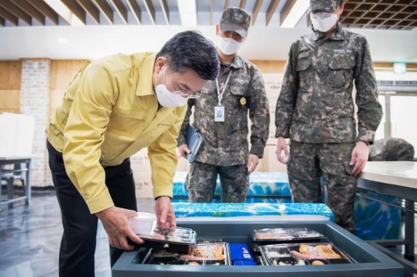 서욱 국방부 장관이 지난달 24일 해군2함대사령부를 방문해 격리 장병에게 지원되는 도시락을 점검하고 있는 모습.