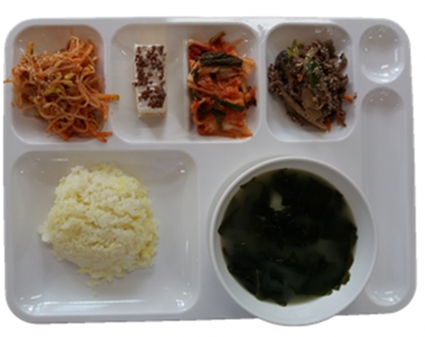 식단 - 강황쌀밥, 감자미역국, 쫄면야채무침, 더덕불고기, 배추김치, 치즈케이크