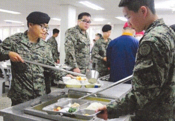 군장병들이 부대 내 급식소에 마련된 배식대에서 자율배식을 하고 있는 모습. 사진은 기사 내용과 관련 없음.