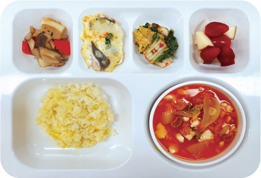 추천식단: 강황쌀밥, 순두부김칫국, 달고기전, 버섯장조림, 봄동겉절이, 과일샐러드