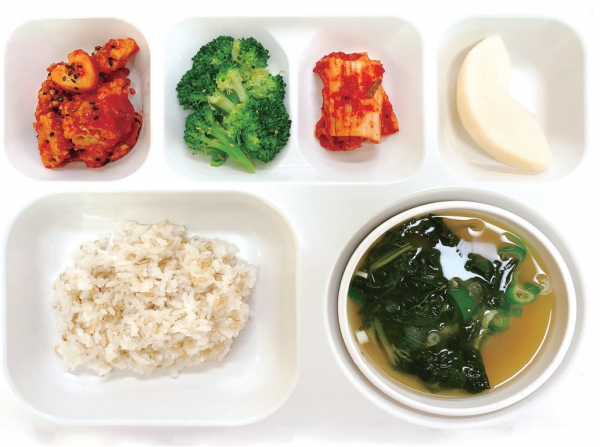 추천식단: 찰보리쌀밥, 아욱된장국, 연근볼강정, 브로콜리무침, 배추김치, 배