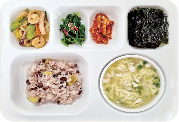 추천식단: 찰밥, 순두부달걀국, 해물볶음우동, 유채나물, 김구이, 배추김치