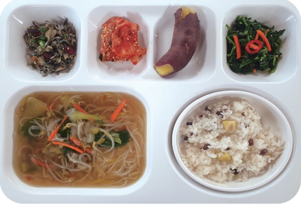 추천식단: 우리쌀국수, 찰밥, 멸치볶음, 시금치나물, 배추김치, 군고구마오븐구이