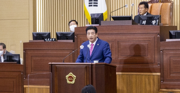 박창욱 경북도의원이 도정질문을 하고 있는 모습.