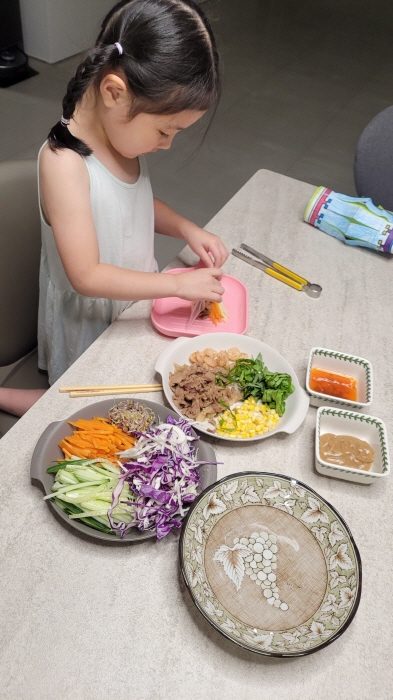 서대문구센터에서 진행한 ‘알록달록 오~색 채소’ 식생활 교육의 일환으로 월남쌈을 만드는 어린이.