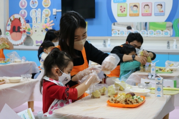 보성군센터가 실시한 ‘건강 튼튼 저당 쿠킹클래스’에 참여한 아이와 부모님이 저당 컵케이크를 만들고 있다.