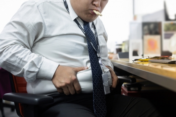 50세 전후로 비만인 사람은 정상 체중을 유지한 사람보다 고혈압 위험이 19% 높은 것으로 나타났다.