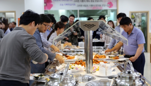청주 흥덕구청 구내식당에서 직원들이 식사를 하는 모습.