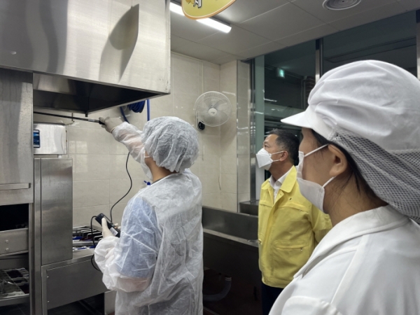 경북교육청이 지난해 실시한 급식실 작업환경측정 모습.