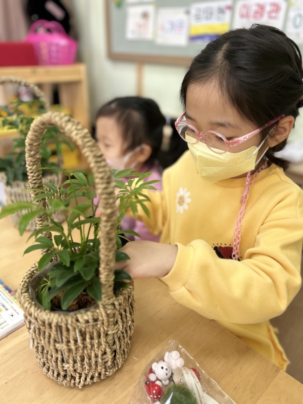화운유치원 소속 유아들이 ‘공기정화식물 만들기’ 행사에 참가하고 있다.