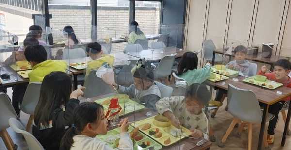 노원구는 지역 아동들의 돌봄을 확대하기 위해 아동식당의 이용료를 인하한다고 밝혔다. 사진은 노원구의 한 아동식당에서 아이들이 식사를 하는 모습.