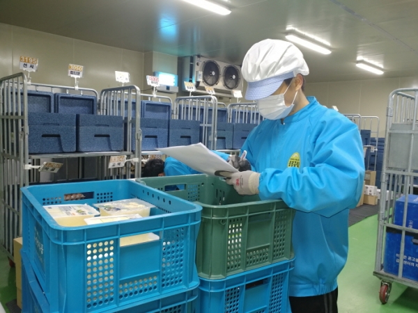 서울시내 한 공공급식센터의 관계자가 친환경 농산물을 검수하고 있다.
