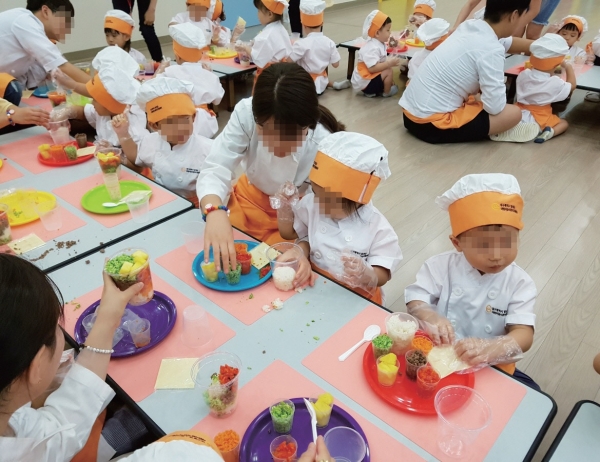 유치원에서 원아들이 급식을 하고 있는 모습. (사진은 기사와 관련 없음)