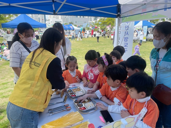 부산 서영도구어린이급식관리지원센터가 지난 4일과 5일 어린이날 행사에 참여해 체험부스를 운영했다.