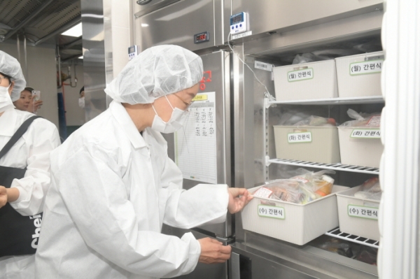 오유경 식품의약품안전처장이 보존식 보관장소를 찾아 살펴보고 있다.
