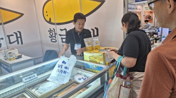 윤병근 대표가 생선 박대 제품을 설명하는 모습.