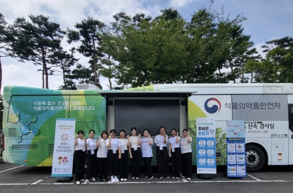 경주시센터가 지난 1일 경북식품박람회에서 식중독 신속검사 차량을 이용한 식품안전 홍보활동을 펼쳤다.