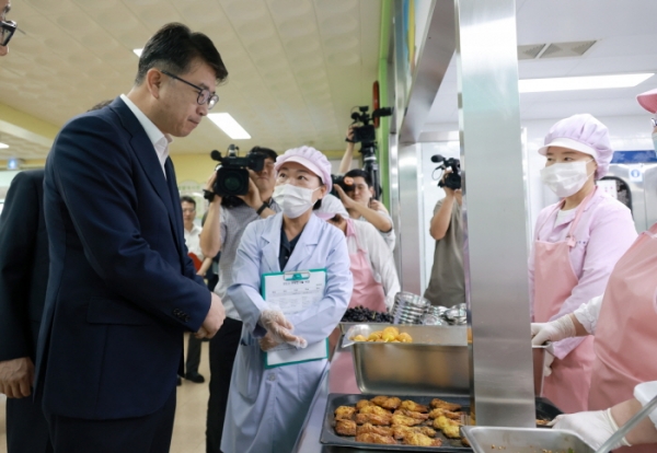 지난달 30일 장상윤 교육부 차관이 학교급식소를 방문해 조리된 음식을 살펴보고 있는 모습.