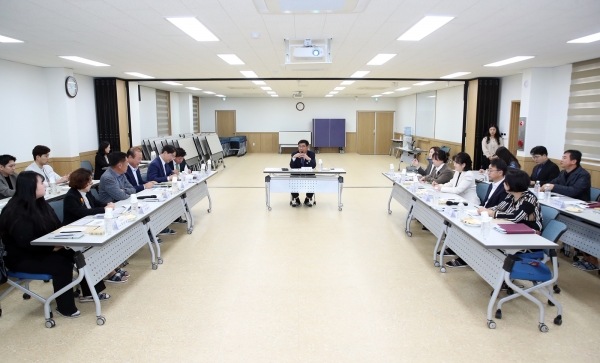 충남도의회 의원들이 지난 25일 천안시학교급식지원센터를 방문하고 의견을 교환했다.