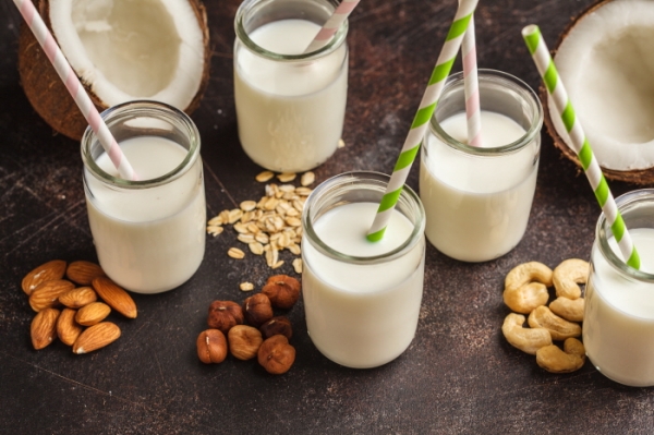 채식 확산과 함께 귀리우유, 아몬드우유, 코코넛우유, 땅콩우유 등 식물성 대체우유 소비가 빠르게 증가하고 있다.