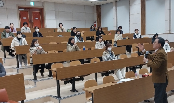 광주광역시 교육연수원이 지난 27일과 28일 관내 학교조리사 40명을 대상으로 역량강화 연수를 실시했다.
