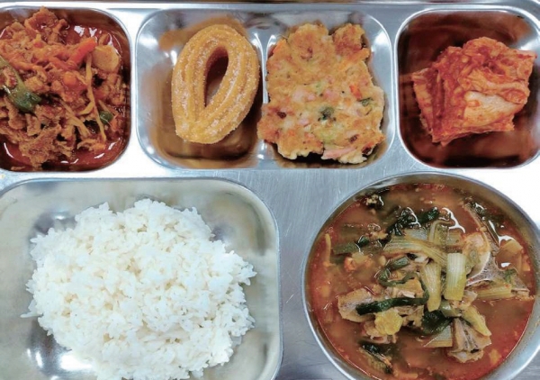 쌀밥, 등뼈감자탕, 햄대파전, 제육볶음, 김치, 추로스