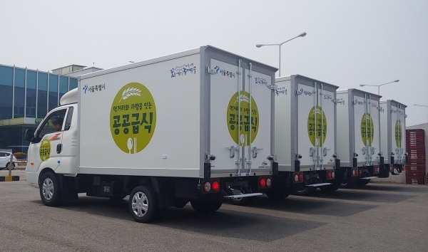 서울시가 공공급식 체계 개편에 따른 준비에 만전을 기하고 있다. 사진은 식자재 공급을 맡아 운영하게 되는 올본(서울시농수산물공사 친환경유통센터)의 차량 모습.