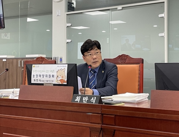 최만식 경기도의원이 경기도 2024년 업무보고에서 질의를 하고 있는 모습.
