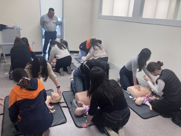응급처치 실습을 하고 있는 시흥시센터 소속 영양사들의 모습.