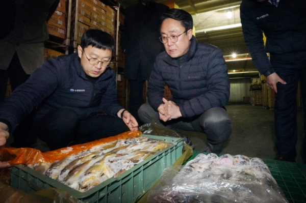 강도형 해양수산부 장관이 지난 4일 천안수협 냉동창고를 방문하고 오징어 물가 안정을 당부했다.