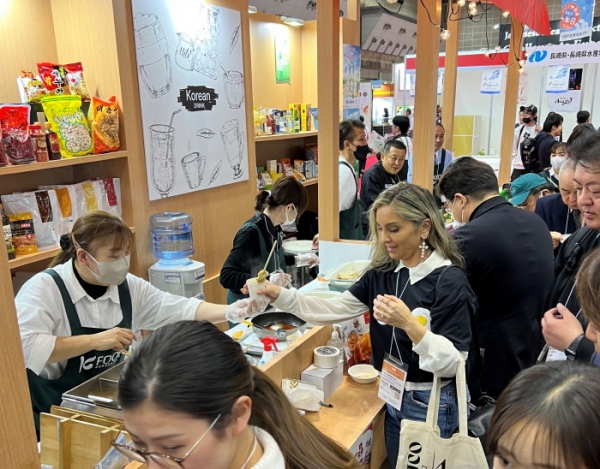 2024 도쿄 국제식품박람회(FOODEX)에서 한국의 디저트 제품을 시식하는 모습.